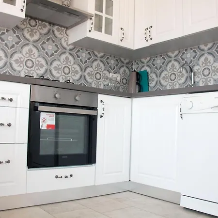 Cozy 1 Bedroom Apartment With Balcony *