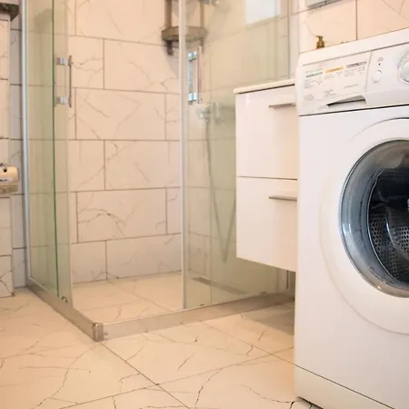 Cozy 1 Bedroom Apartment With Balcony דירה *