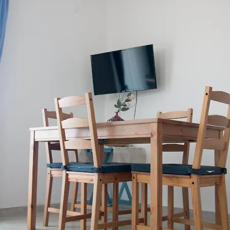 Cozy 1 Bedroom Apartment With Balcony Apartmán
