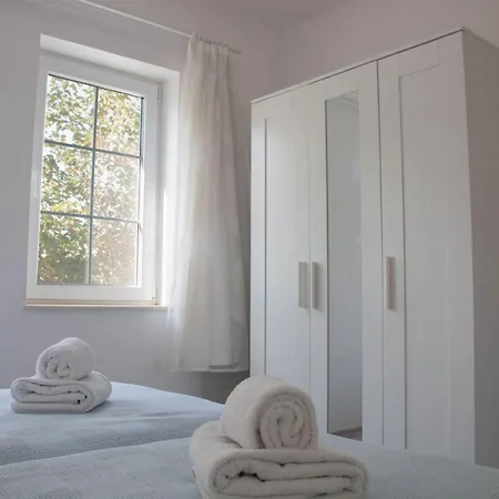 Cozy 1 Bedroom Apartment With Balcony