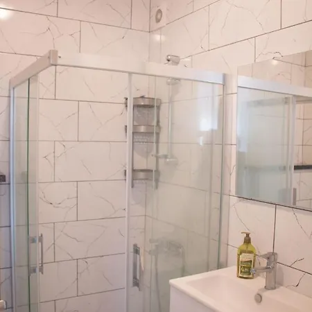 Cozy 1 Bedroom Apartment With Balcony דטקה