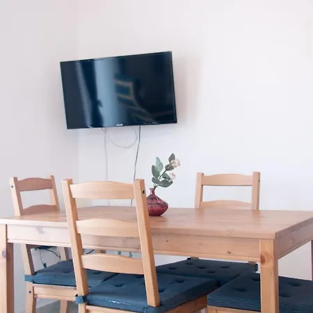Cozy 1 Bedroom Apartment With Balcony