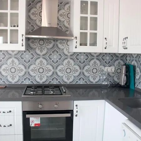 Cozy 1 Bedroom Apartment With Balcony *