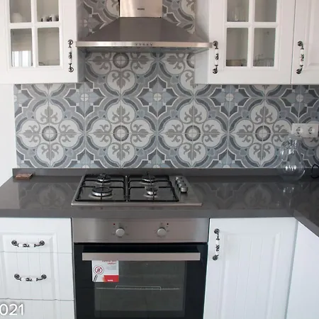 Cozy 1 Bedroom Apartment With Balcony *